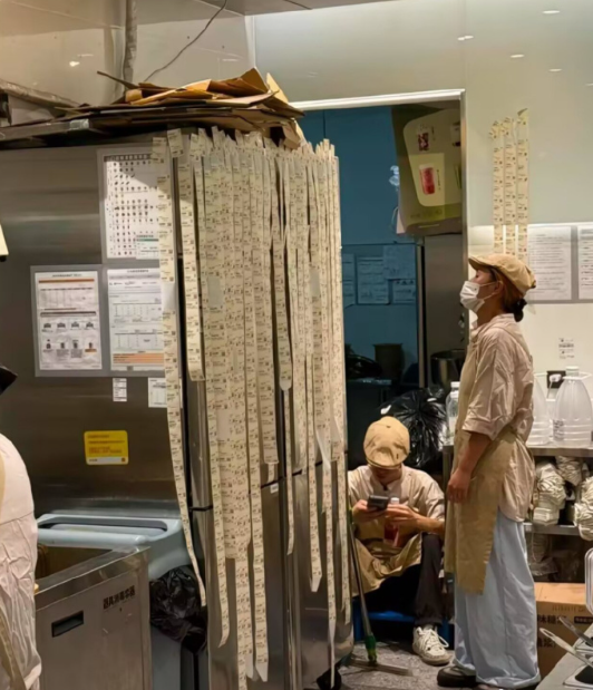 这波受伤的是不是只有店员啊，好绝望......​​​[捂脸哭][捂脸哭][捂脸