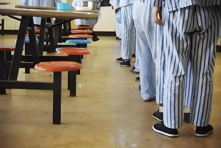 襄阳精神病院骗保事件简直太让人愤怒了！这不仅是对医保资金的恶意侵占，更是对特殊病