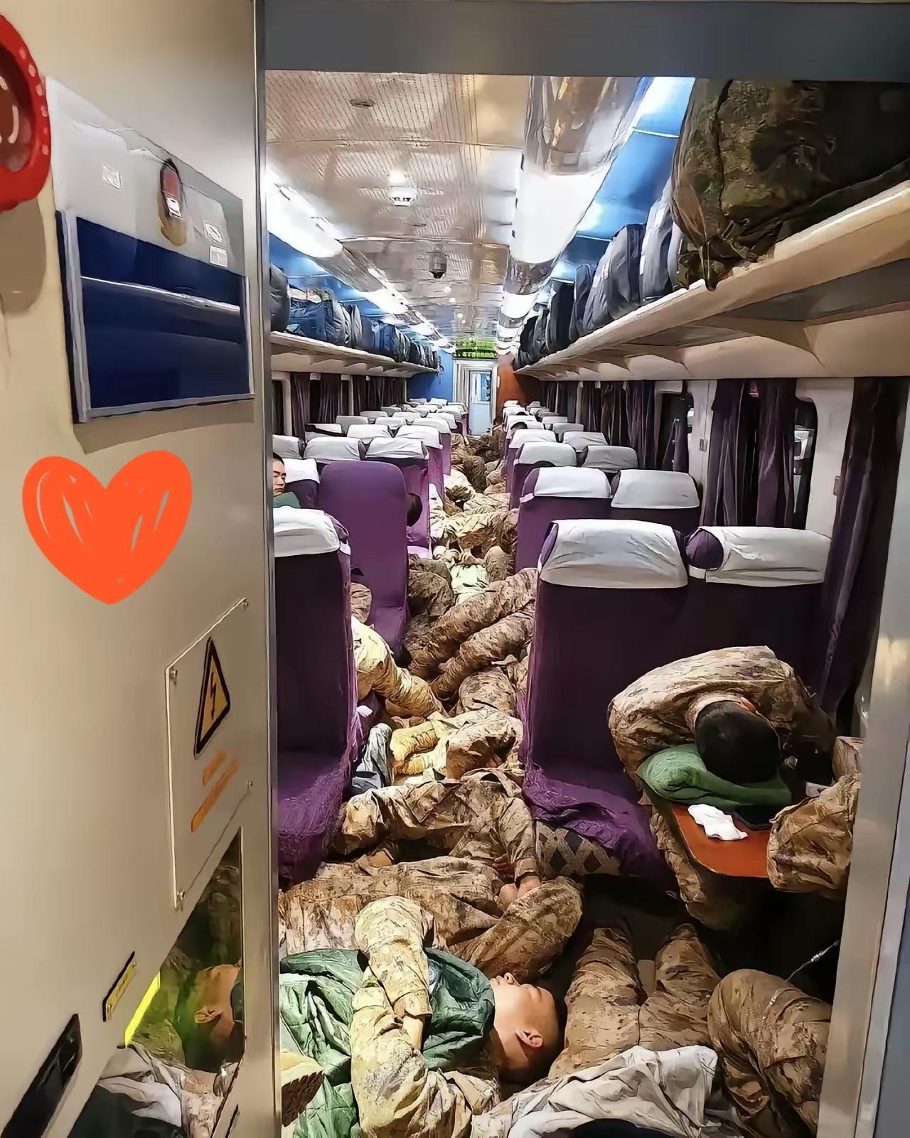 看着太心疼了！这是有多累呀！高铁上战士疲惫熟睡的样子，看一次破防一次！哪是什么
