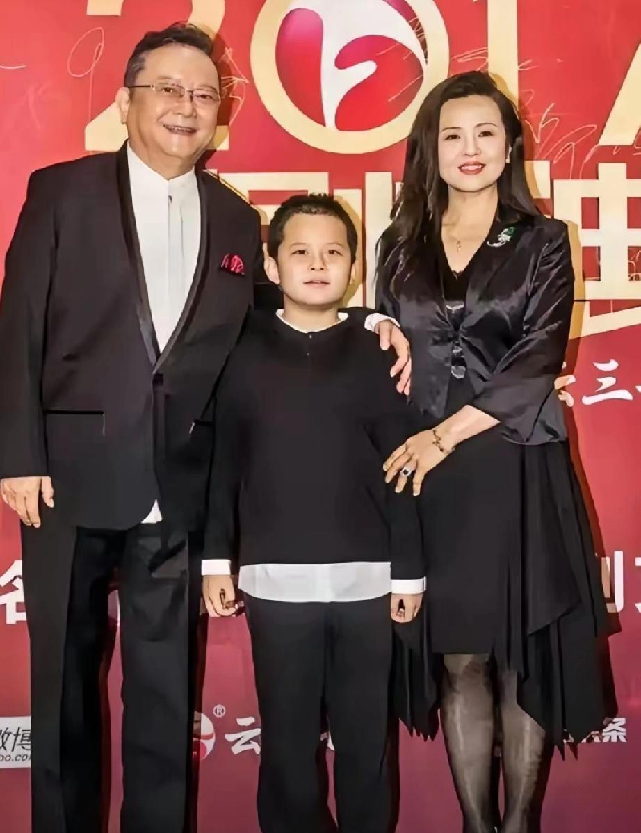 77岁的王刚，60岁得子，本以为能安享晚年，却开启了“高利贷”人生！每天凌晨吞药