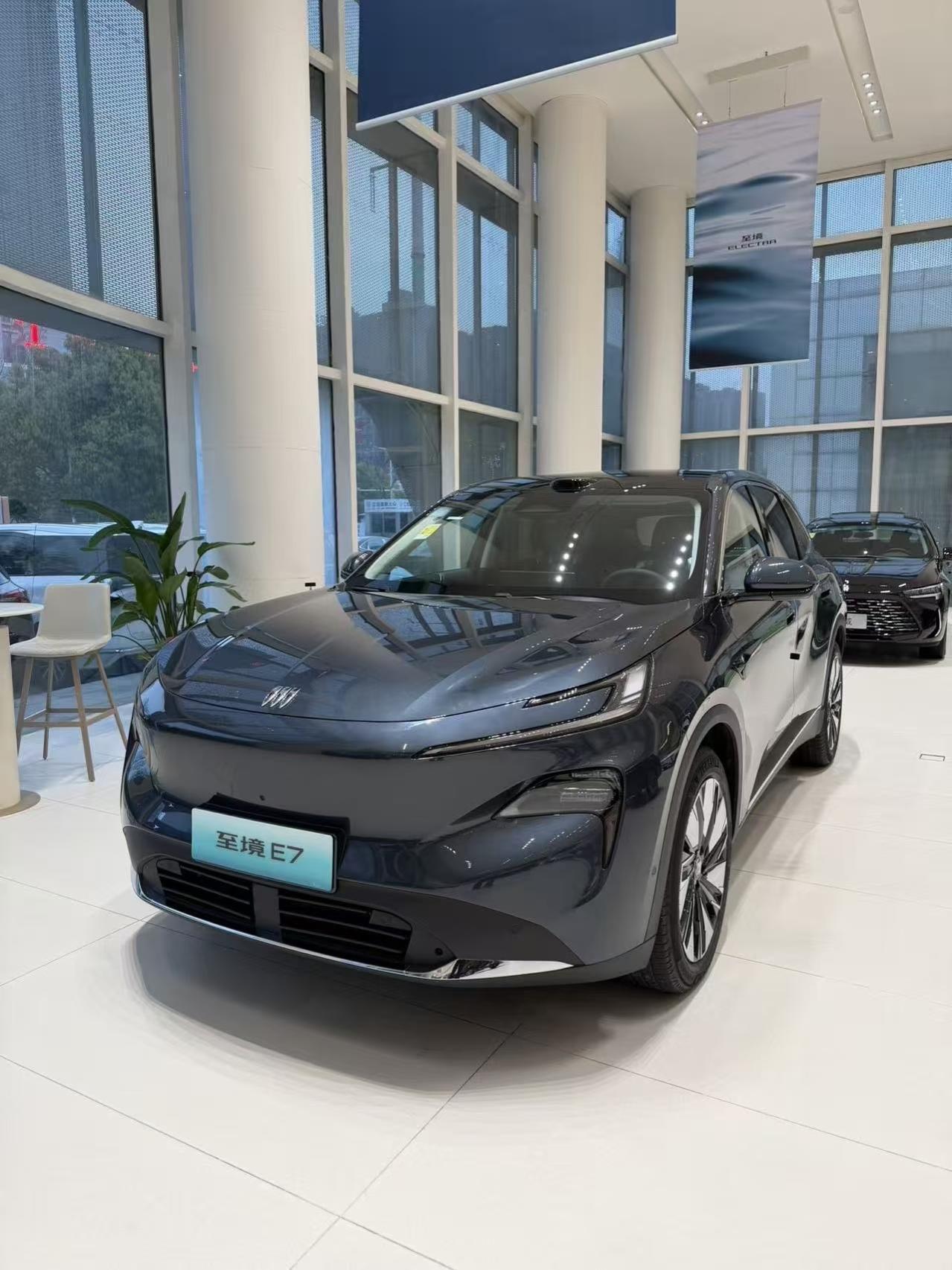 别克至境E7不得不说别克是真会起名字，以前的林荫大道就把我迷的不要不要的。但光会