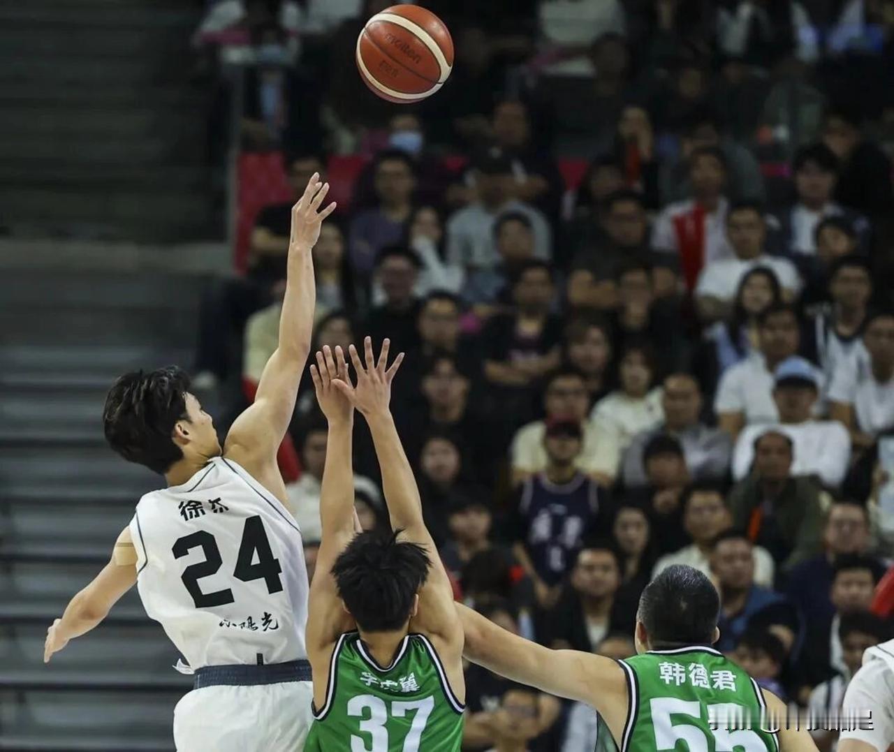 三大热门，仅剩广东！四川男篮：意外爆冷，输了辽宁男篮：核心伤退，输了广东男
