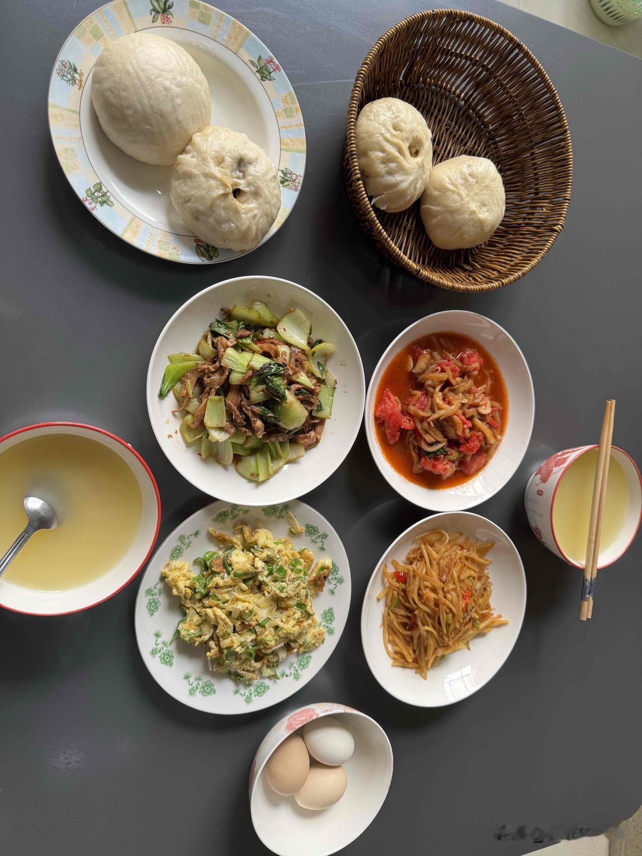 今天的温度太爽了。16~23度真舒服。这种天气最适合干饭。今天的早餐品种很