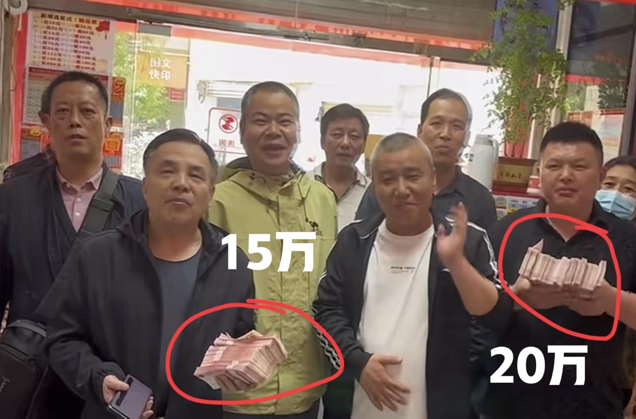 为何每次有合买团中大奖后，亮相的都是中老年人？看样子这次应该是真的，他们手里拿的