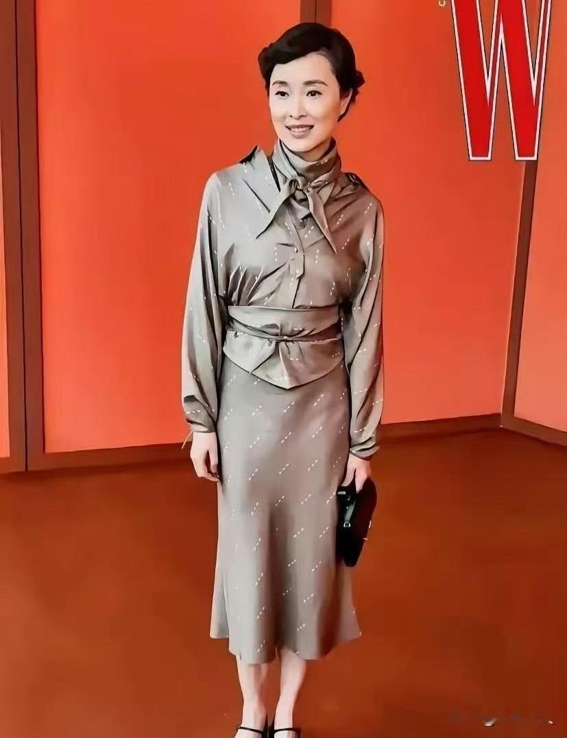 吴越穿爱马仕，把有钱、优雅还带点文弱的中年女性演绝了！柔美又高贵，太到位了！