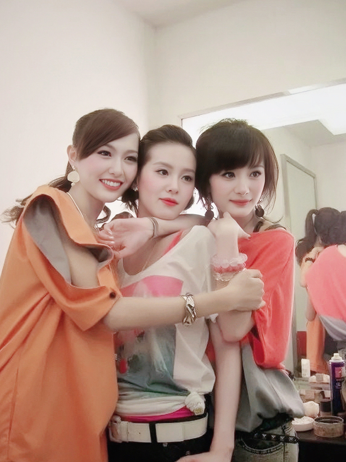 一张杨幂刘诗诗唐嫣早期合照