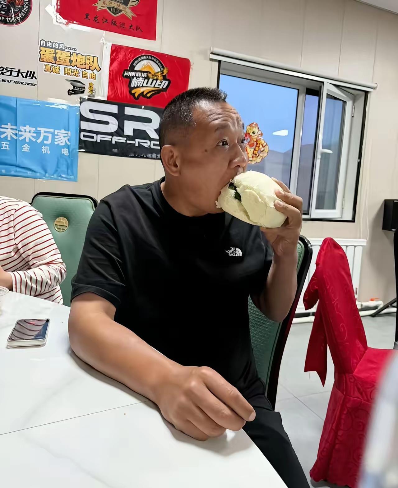 同样是亿万富翁，胖东来的午餐一个馍一碗胡辣汤解决问题，马云的午餐赶上满汉全席了，