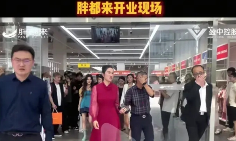 杭州大学城的胖都来还是在一片沸沸扬扬的质议声中开业了，明星大咖云集好不热闹。当