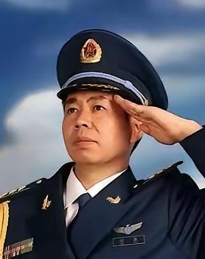 戴旭最近又被围攻了，就因为说军演别过度公开，容易泄密。一帮人追着骂，说他故意唱