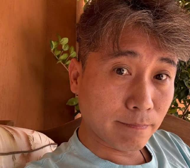 51岁李乃文聚餐时候，下楼接人，进屋的时候二人不自觉手拉手，一下子让人破防了，网