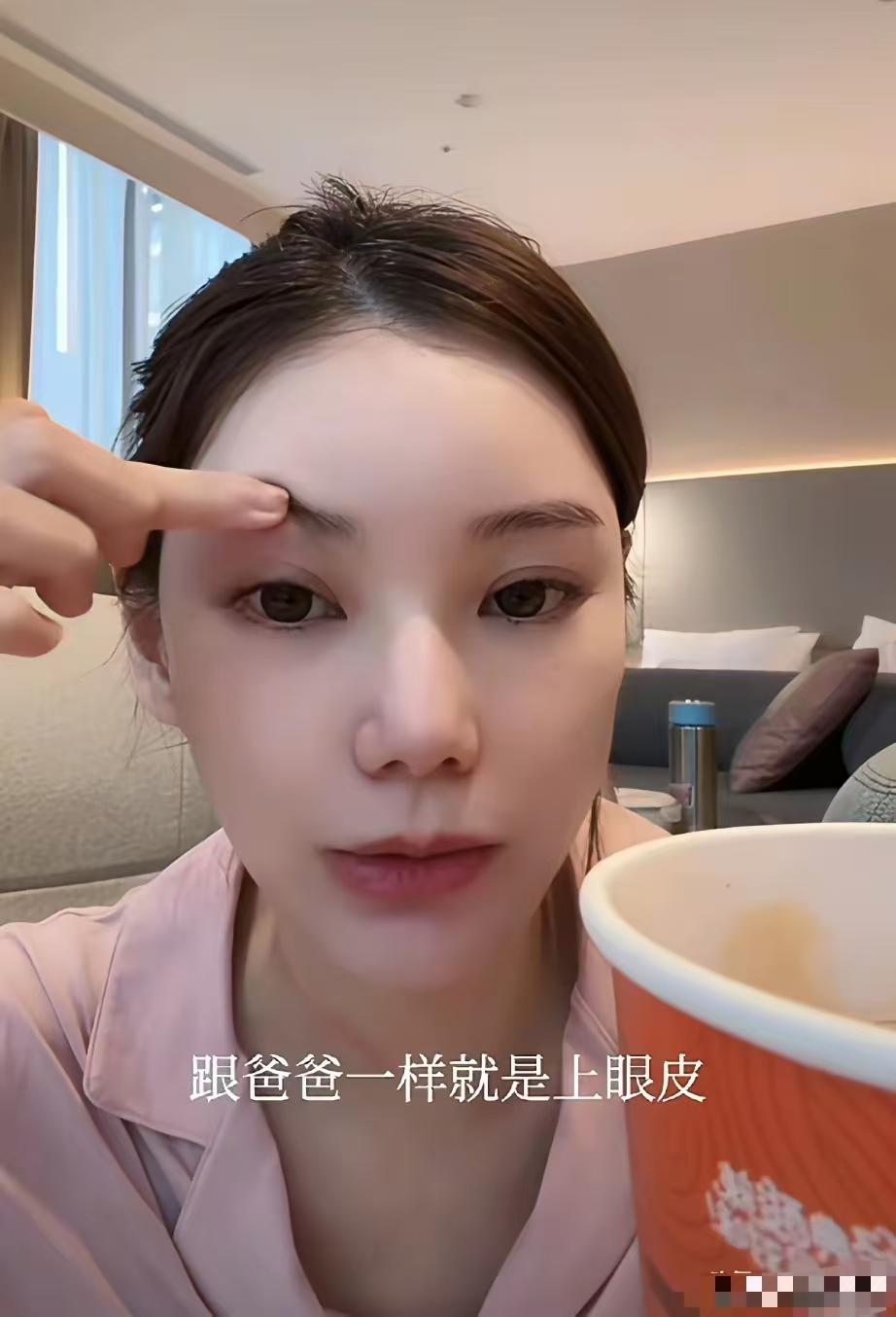 筱梅说，她现在发宝宝照片，也要经过小菲的同意，她这不像剖腹产月子里的样子，一点不