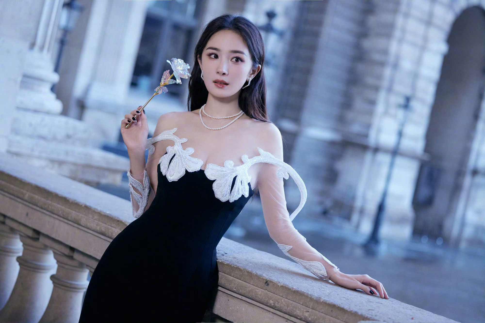 杨幂x巴黎时装周·黑裙倩影，优雅婀娜