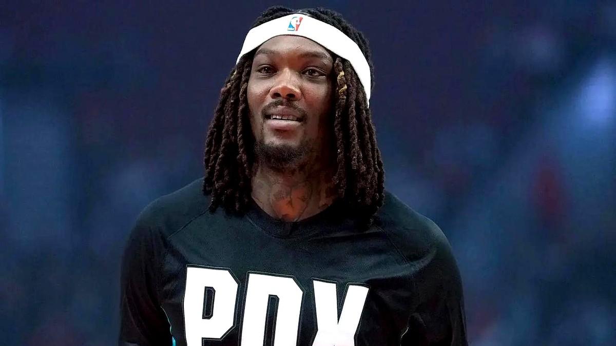 开拓者队记最近说，开拓者该把罗威送走了！罗威这赛季复出后打得还行，场均5.3