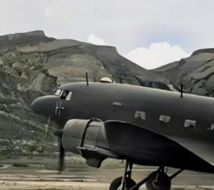 1945年，延安的美军观察组，注意到机场上一直停着一架飞机，便问八路军：“这飞机