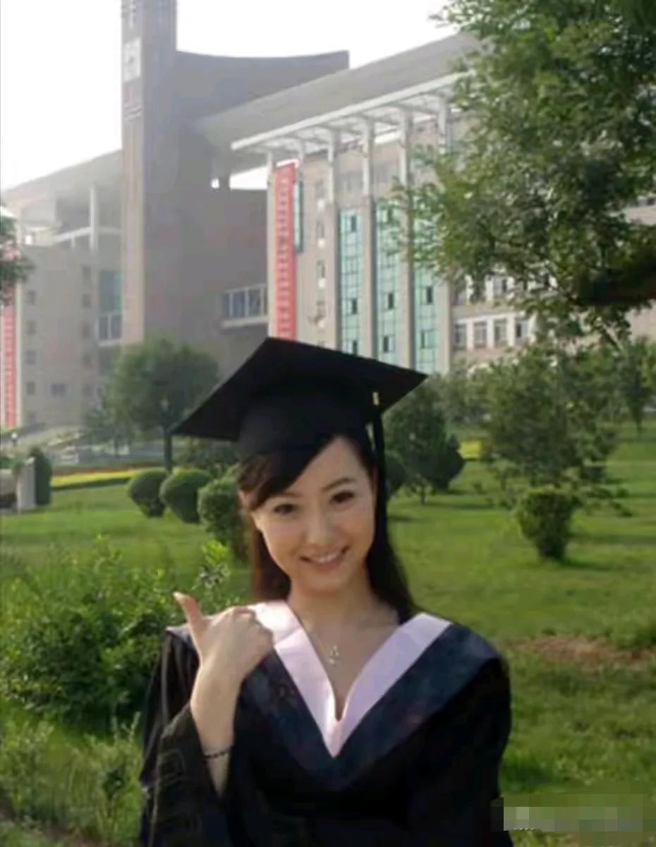 学士服都掩盖不了白冰的甜美迷人，她是怎么拍都是绝代佳人的模样。可就是这样一位大美