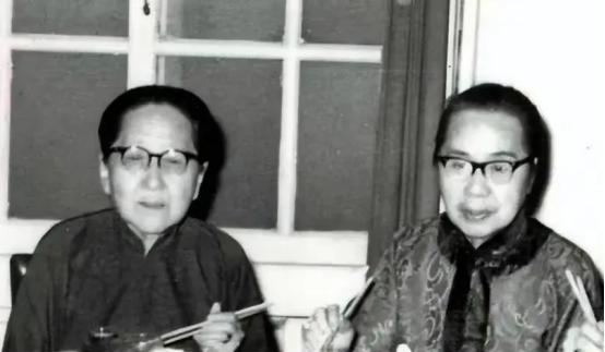 1926年，张作霖见餐桌上有盘小黄鱼，馋的他口水直流，正要去夹小黄鱼的时候，5夫