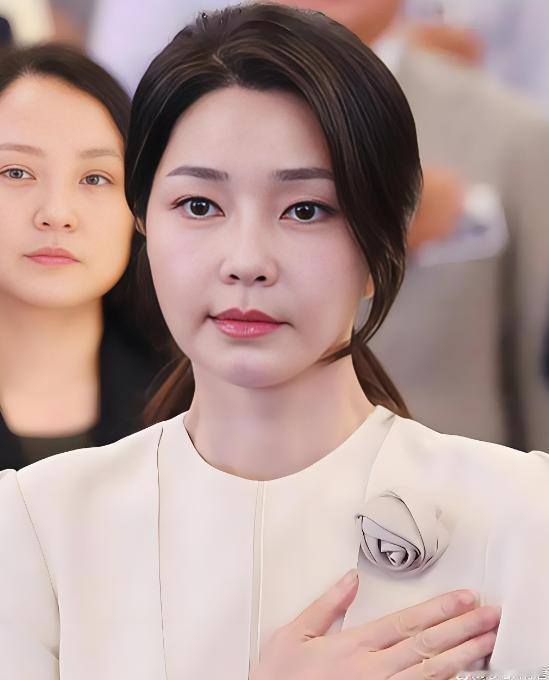 完了，金建希真正的苦日子开始了，可能要被逮捕了！据韩联社报道，当地时间8月7日，