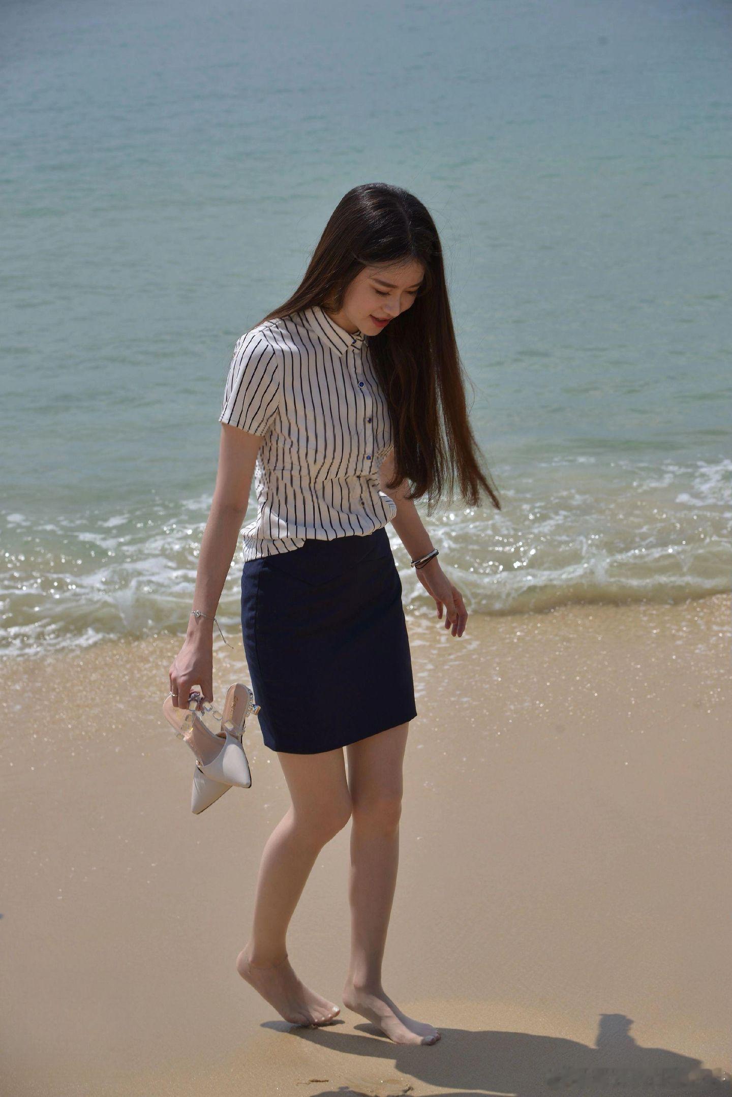 沙滩上的丝袜少女~