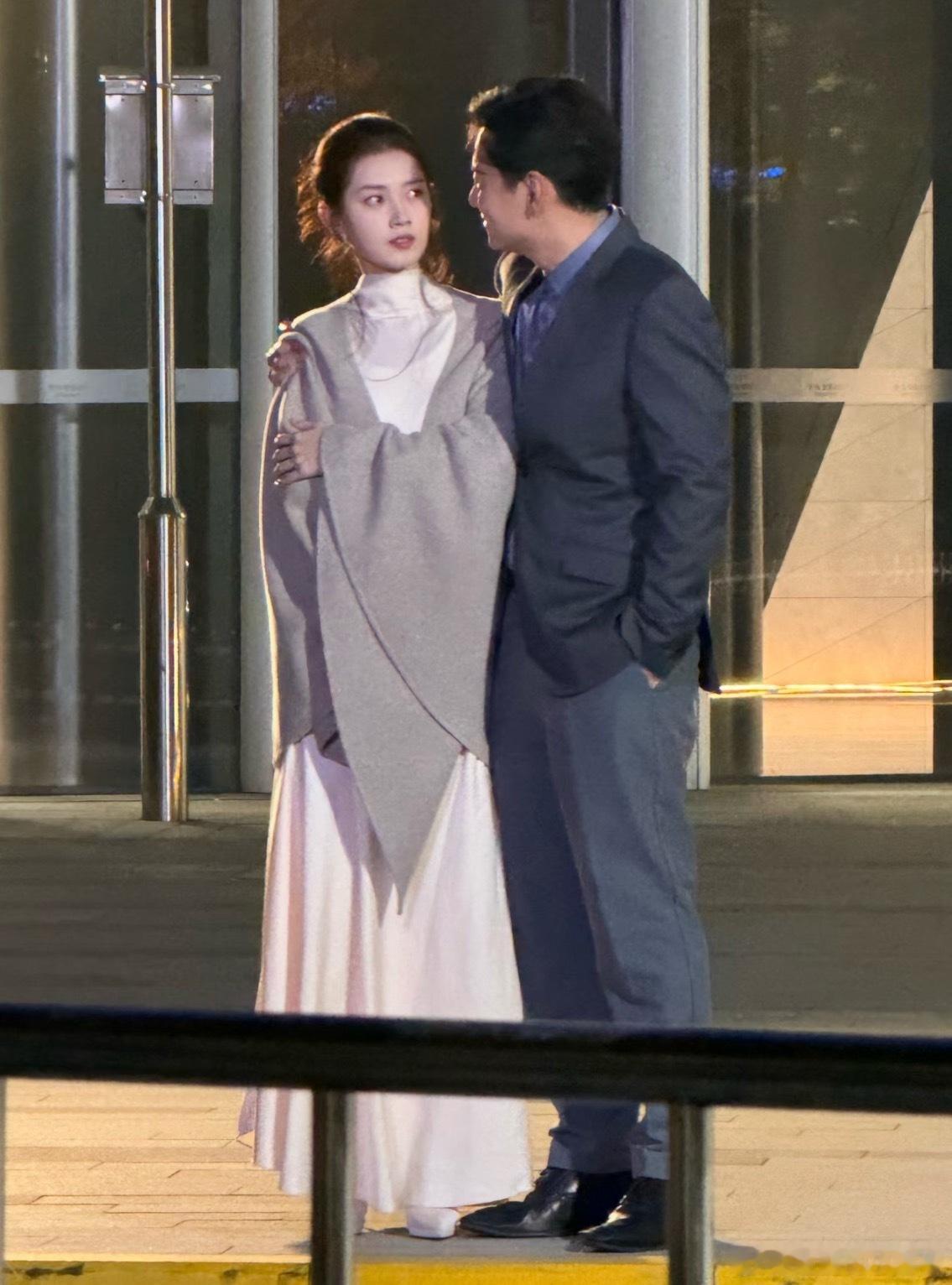 这男的起开……隔这么远都能看到眼睛里的嫌弃