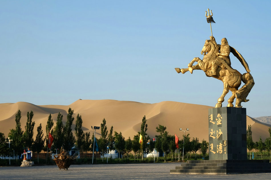 成吉思汗雕像 (图由乌海市旅游局提供)