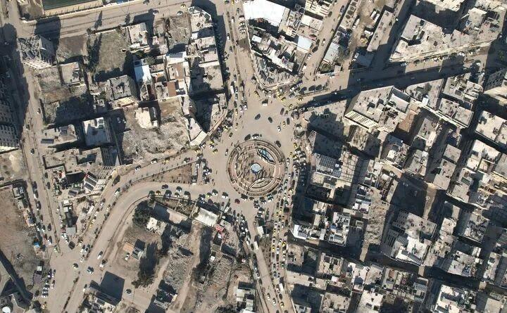 春节刚过，全球五个地方几乎同时响起了爆炸声。不是电影，是真事——叙利亚、黎巴嫩、