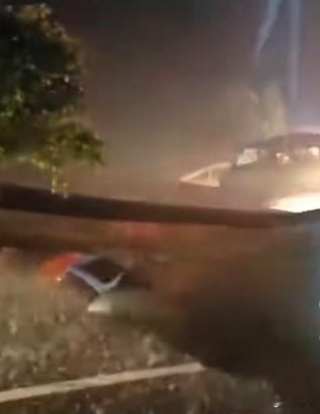 请各位车主注意，雨夜尽量不要赶路！7月5日22时许，广西钦州市钦南区钦灵公路新屋