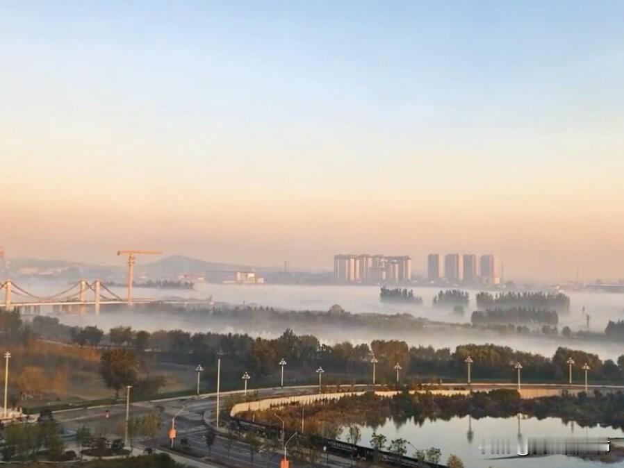 跟有钱男人在一起，是你要去为他服务，是你要去给他提供情绪价值，你要有服务意识，而