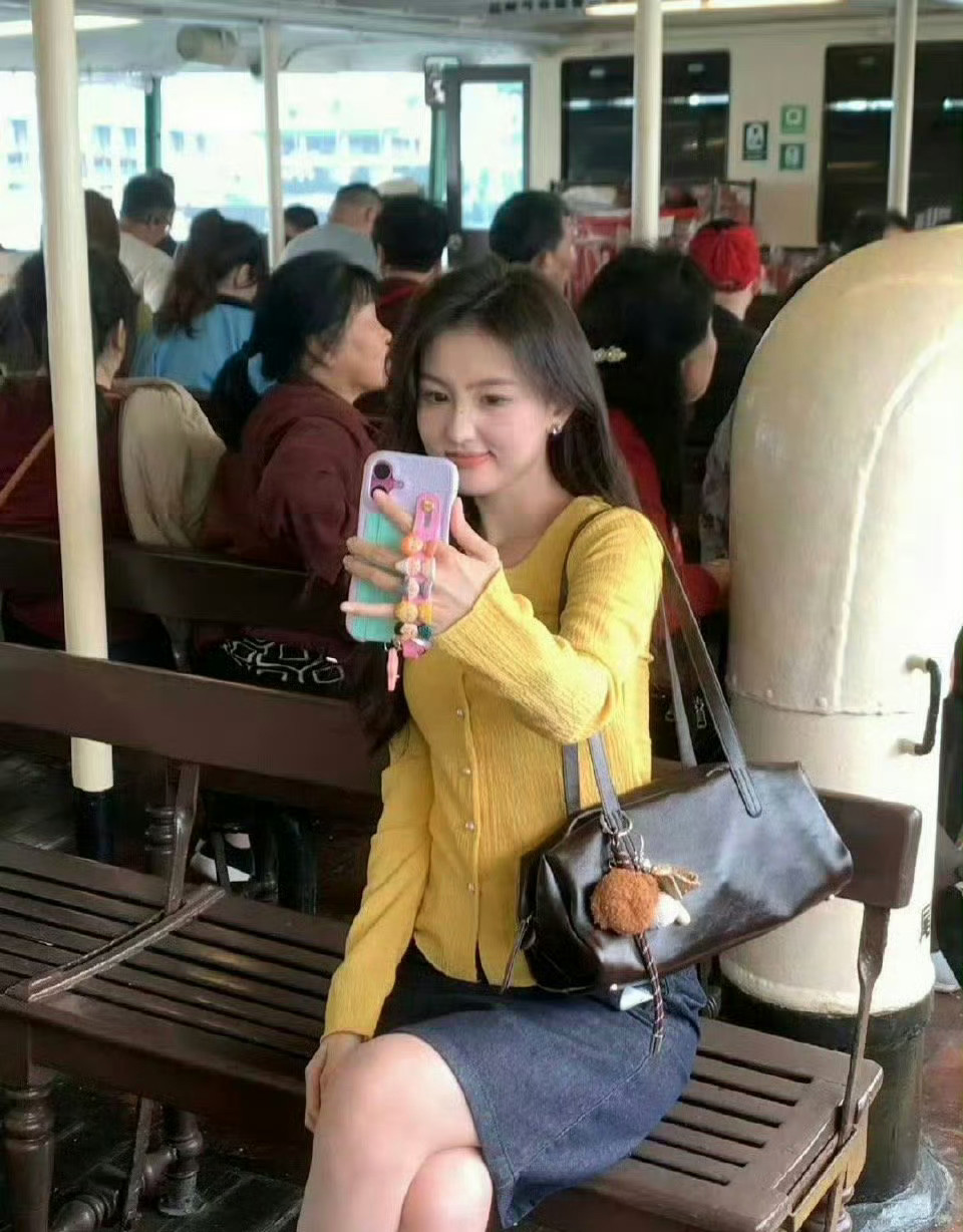 消费升级，香港大街随处可见标准版iPhone。​）