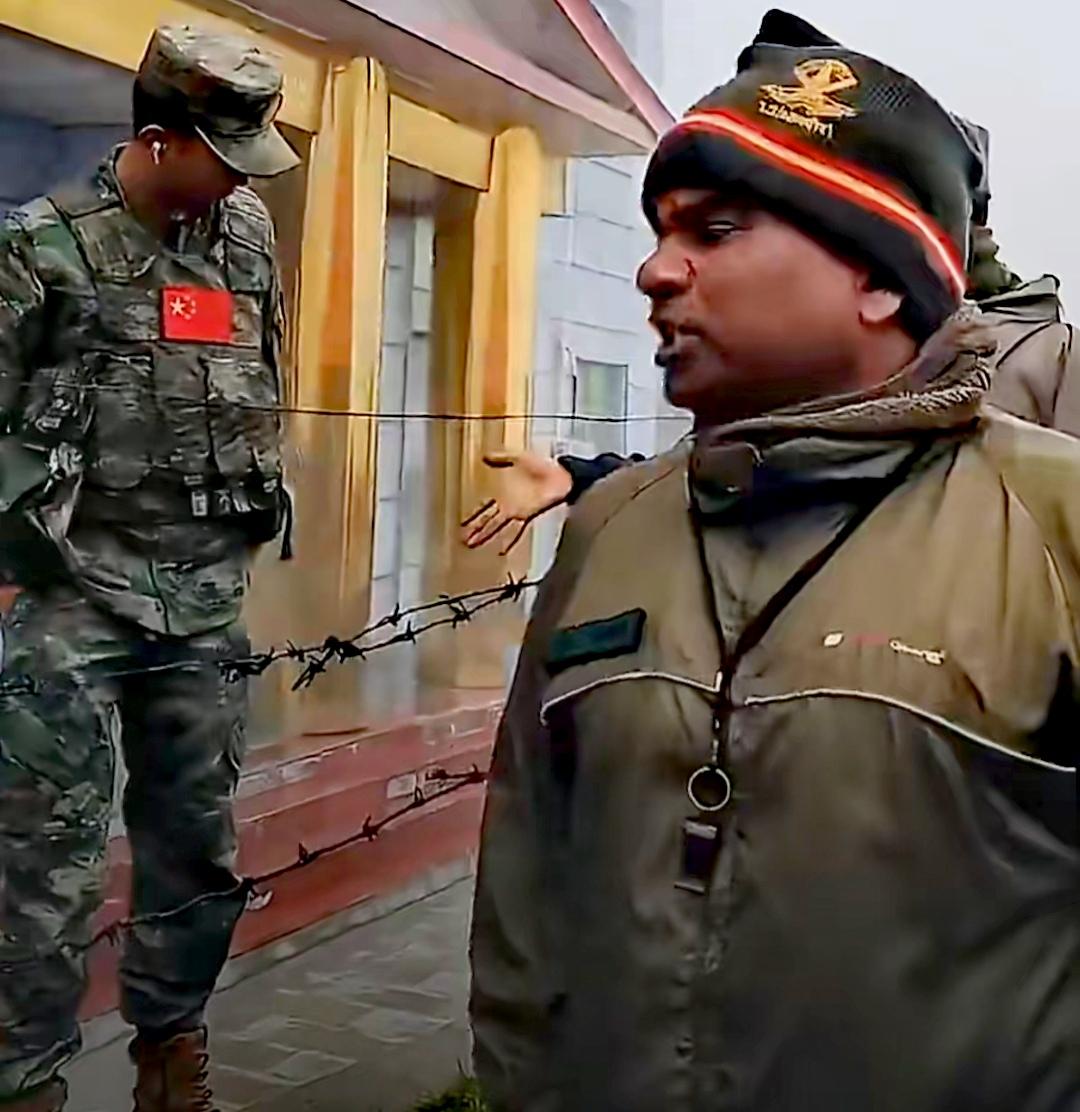 乃堆拉山口的一幕，让印度网友破防了……画面中，一名边防军人双手插兜，对印军指点