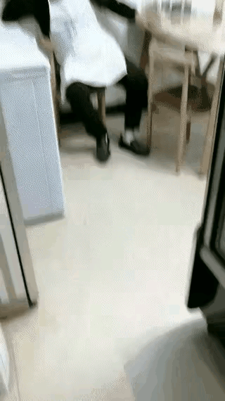 一名参加完93阅兵的兵哥哥，穿着军装来到一家饭店吃饭。饭店老板看到他背包上的阅兵