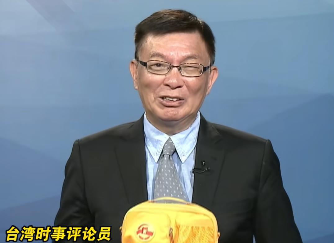 谁能记得苑举正带着他的“传家之宝”（观礼包）在公开场合出现并夸赞？我发现他现在到