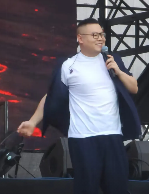岳云鹏，吓到了！5月3日，在音乐节上岳云鹏被台下的大批女方齐喊“脱掉”，他小心