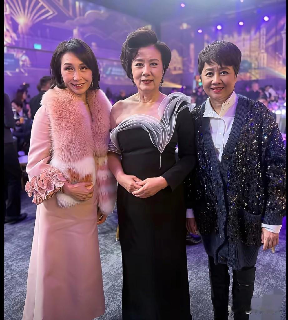 谁能想到，78岁的汪明荃一出场，直接把赌王四太和二房千金何超凤衬成了背景板！