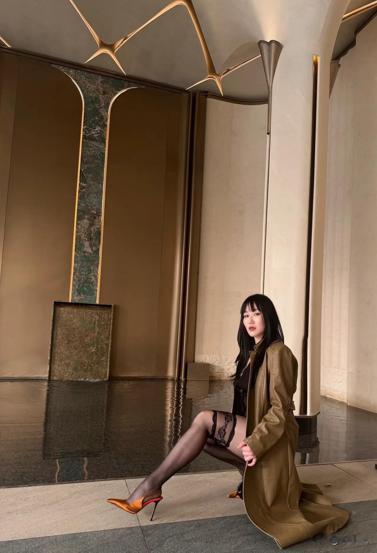 优雅漫步在现代艺术长廊，感受时光的静谧与美好。