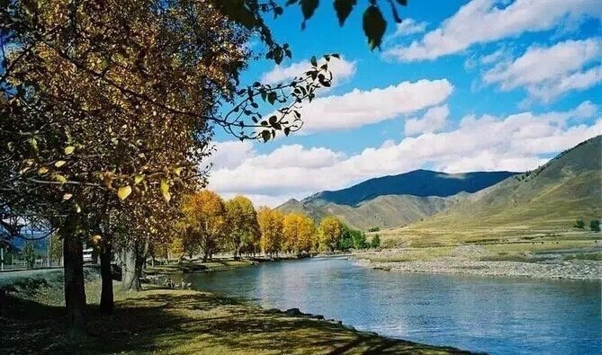 稻城亚丁，一个传说中的人间圣地，一个与世隔绝的世外桃源，一个五彩缤纷的人间仙境。