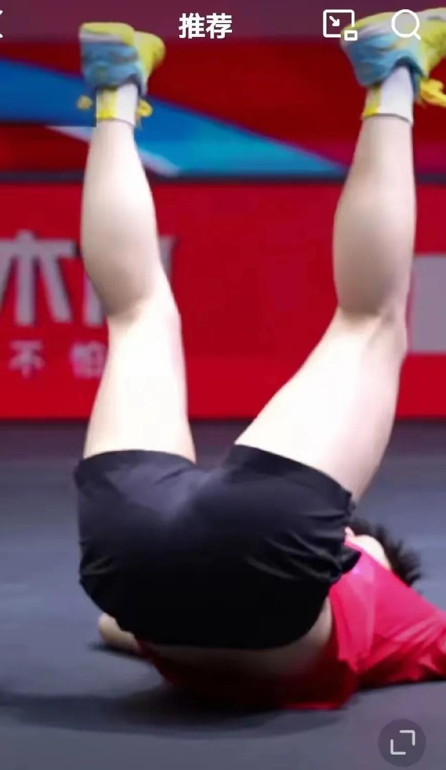 莎莎这个庆祝动作，又踩着喷子尾巴了！他们说莎莎太不注意，一个穿短裤的女孩子