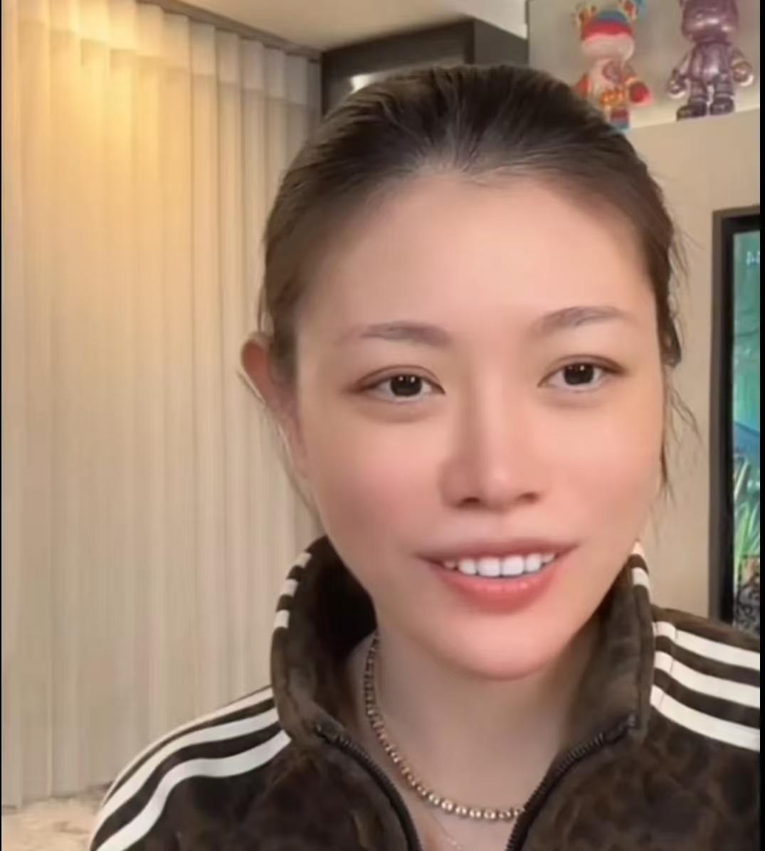 葛荟婕，也想请张子怡吃个饭！十年前，她还在社交媒体上指着章子怡骂她虚伪。那时