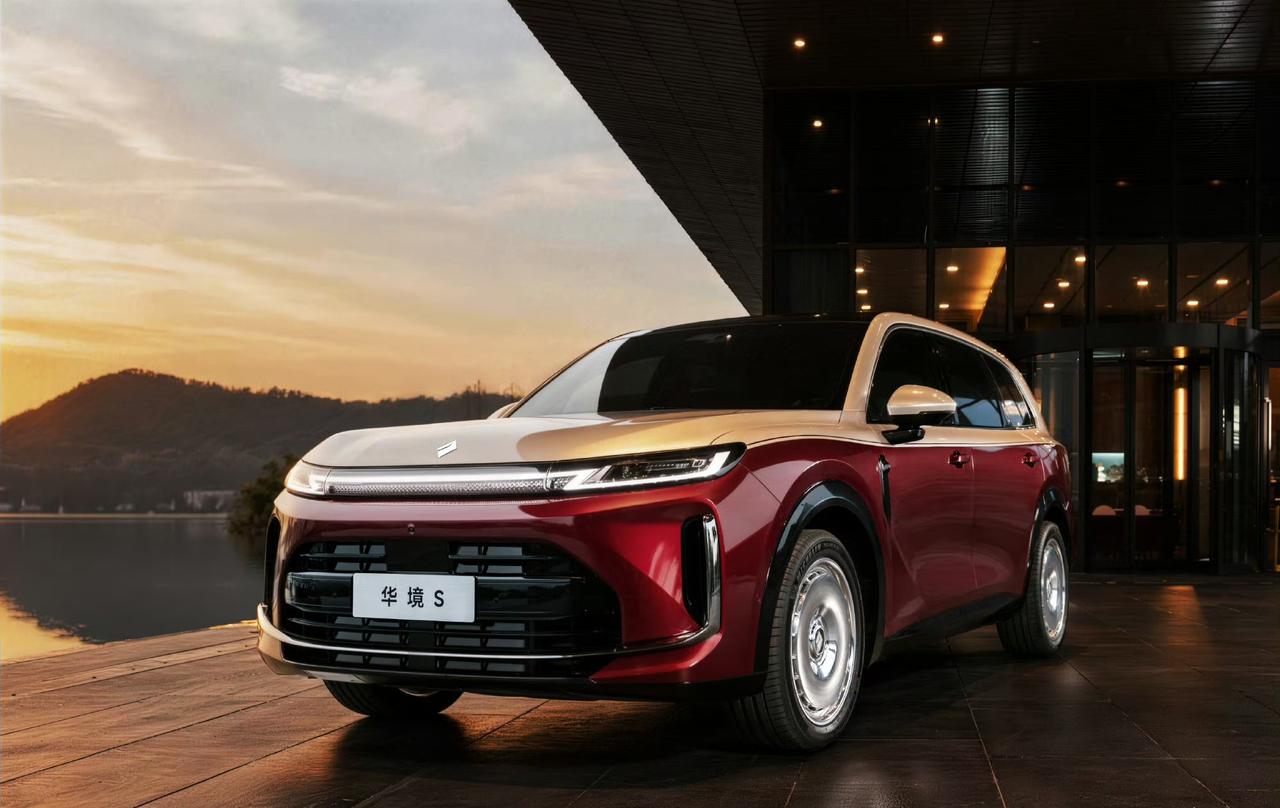 华境S炽焰鎏金色官图，尺寸和问界M9不相上下插混6座大型SUV车长5235