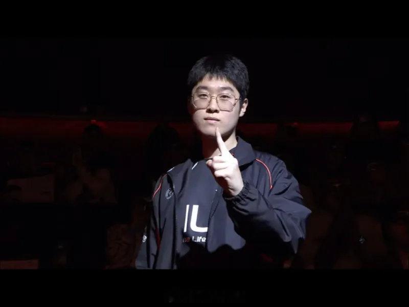 难道说上单的尽头真的是Theshy?Zeus现在越来越像他了喜欢玩长手上单，经常