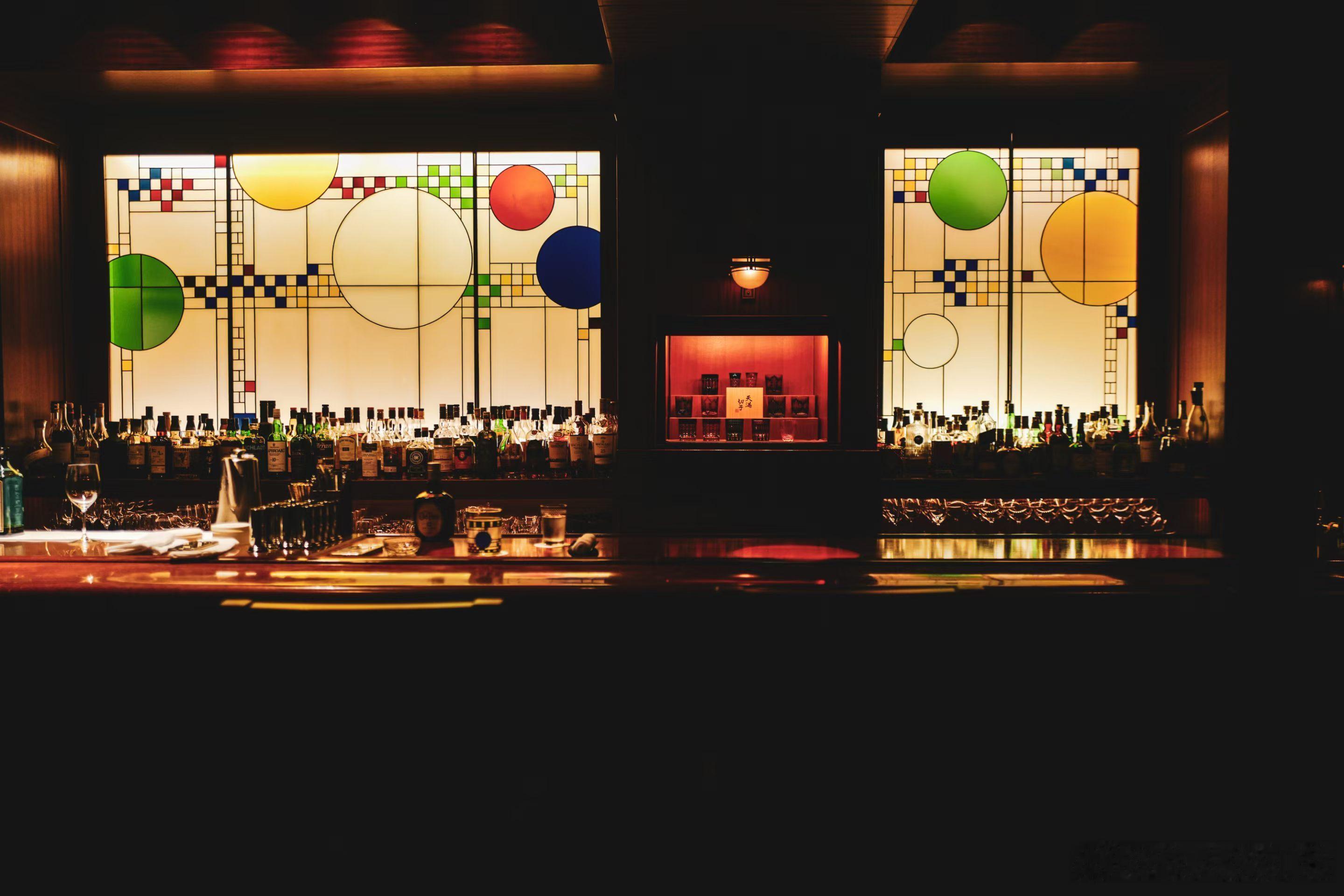 大阪帝国饭店也有一间OldImperialBar，跟东京同名。大阪店里有许多东京帝国饭店拿赖特馆拆除