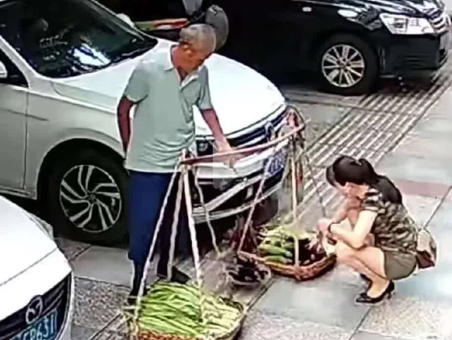 近日，四川一位女子下班后，走在回家的路上，见路边一位大爷卖菜，她就顺便买点回去。