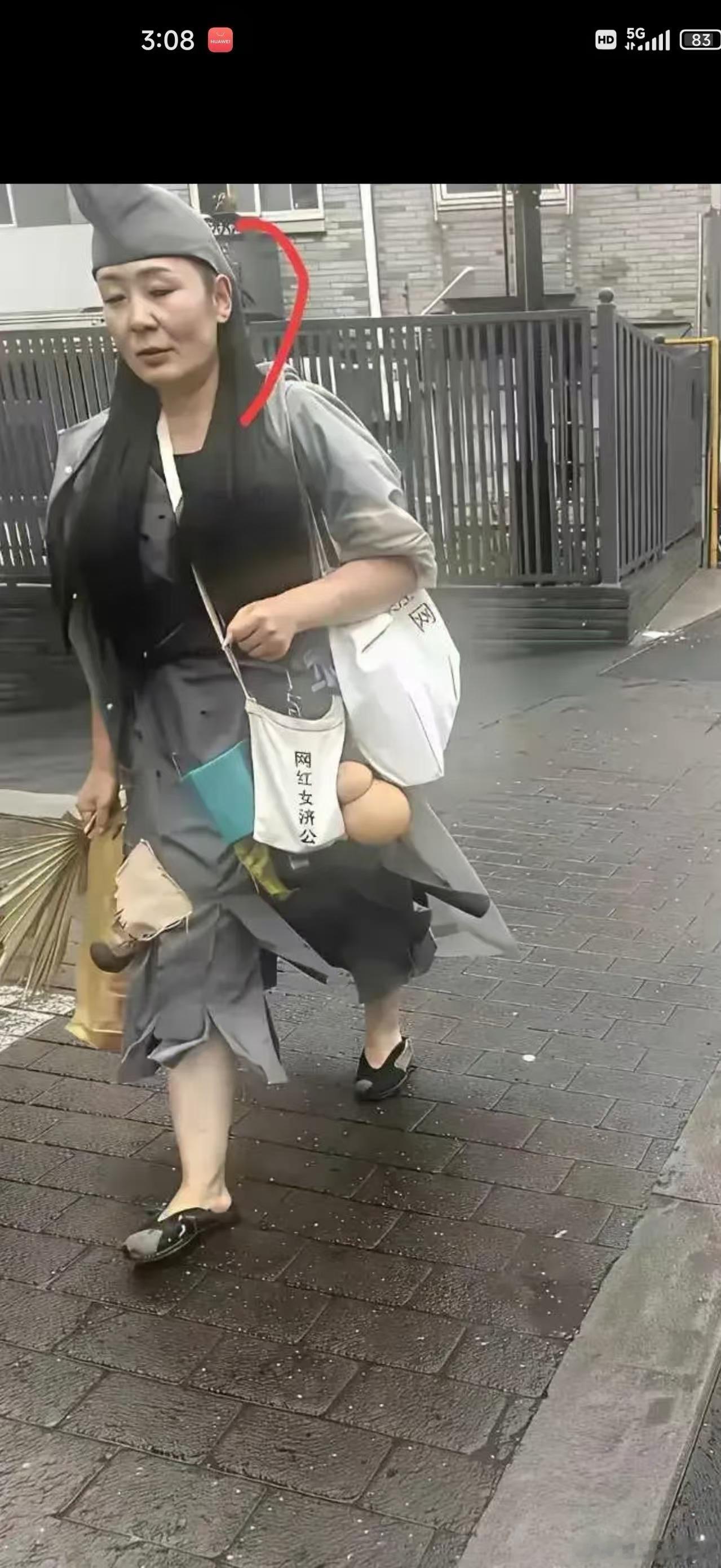 不得不说，现在的网红为了流量，也是拼了！