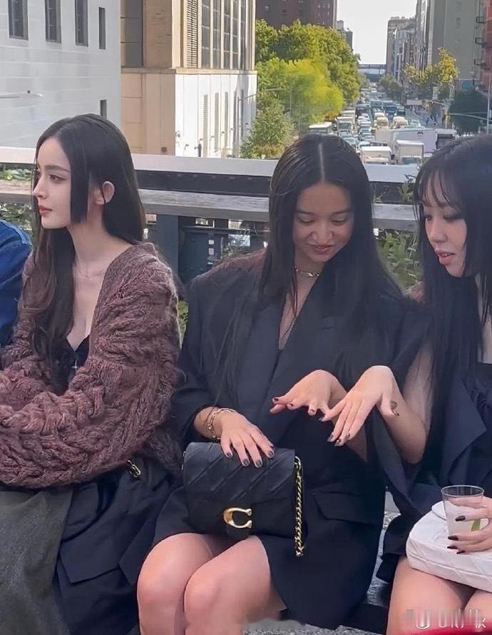 脸的大小在绝对的美貌面前不值一提，被虐的好惨