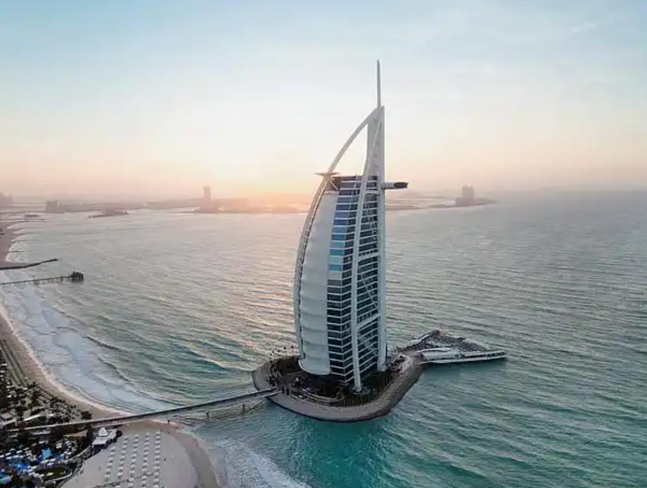 迪拜的帆船酒店要关闭了，时间是一年半。据说，是因为在3月1日被无人机袭击发生