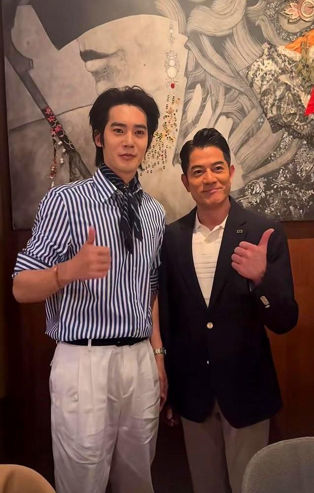 郭富城和于适能站一块儿，真不是靠脸。郭富城前十字韧带断了，膝盖肿得跟个球似的