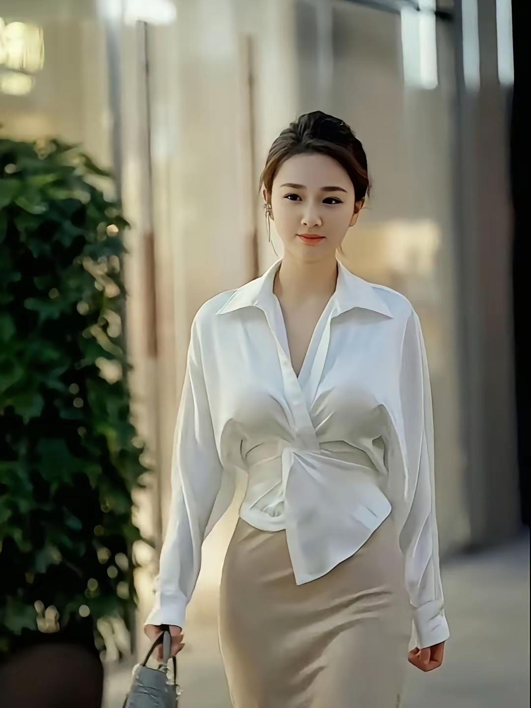 优雅职场风，白衬衫与米色裙的完美搭配，自信满满！