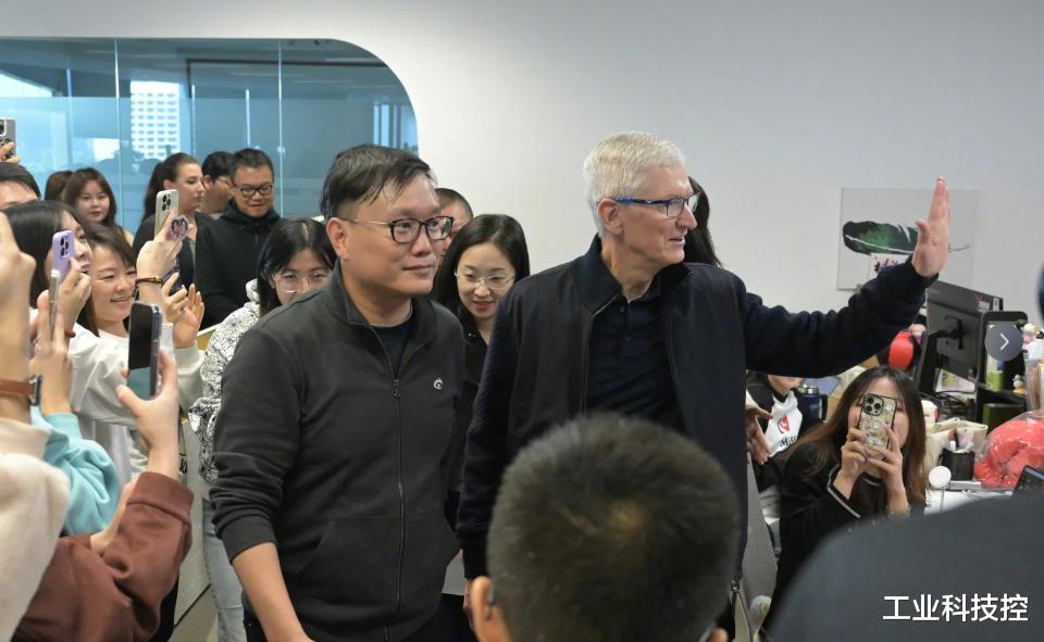 iPhone16在唯品会降价500,<em>库克</em>加速拥抱中国市场
