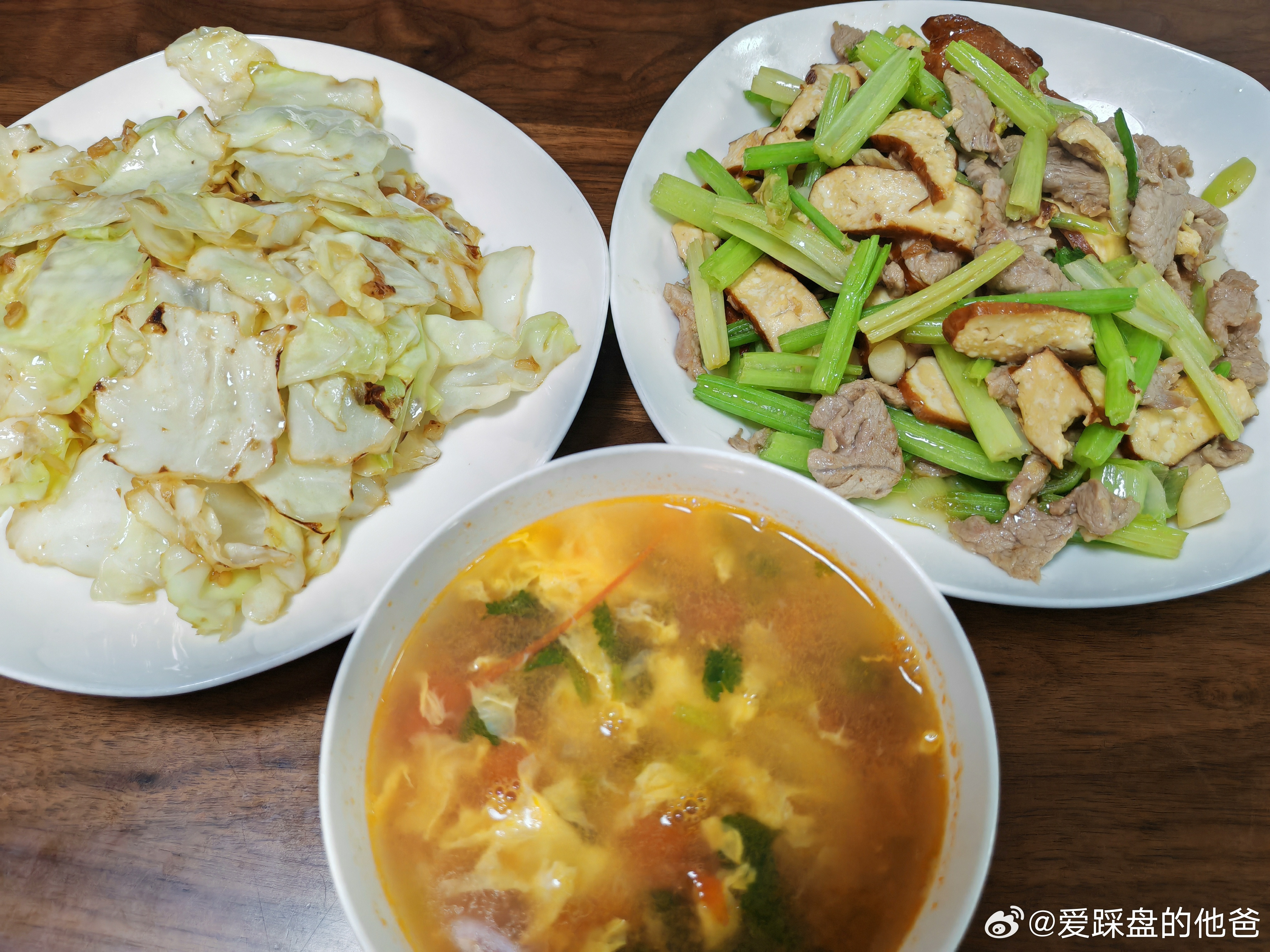 两菜一汤，开饭。