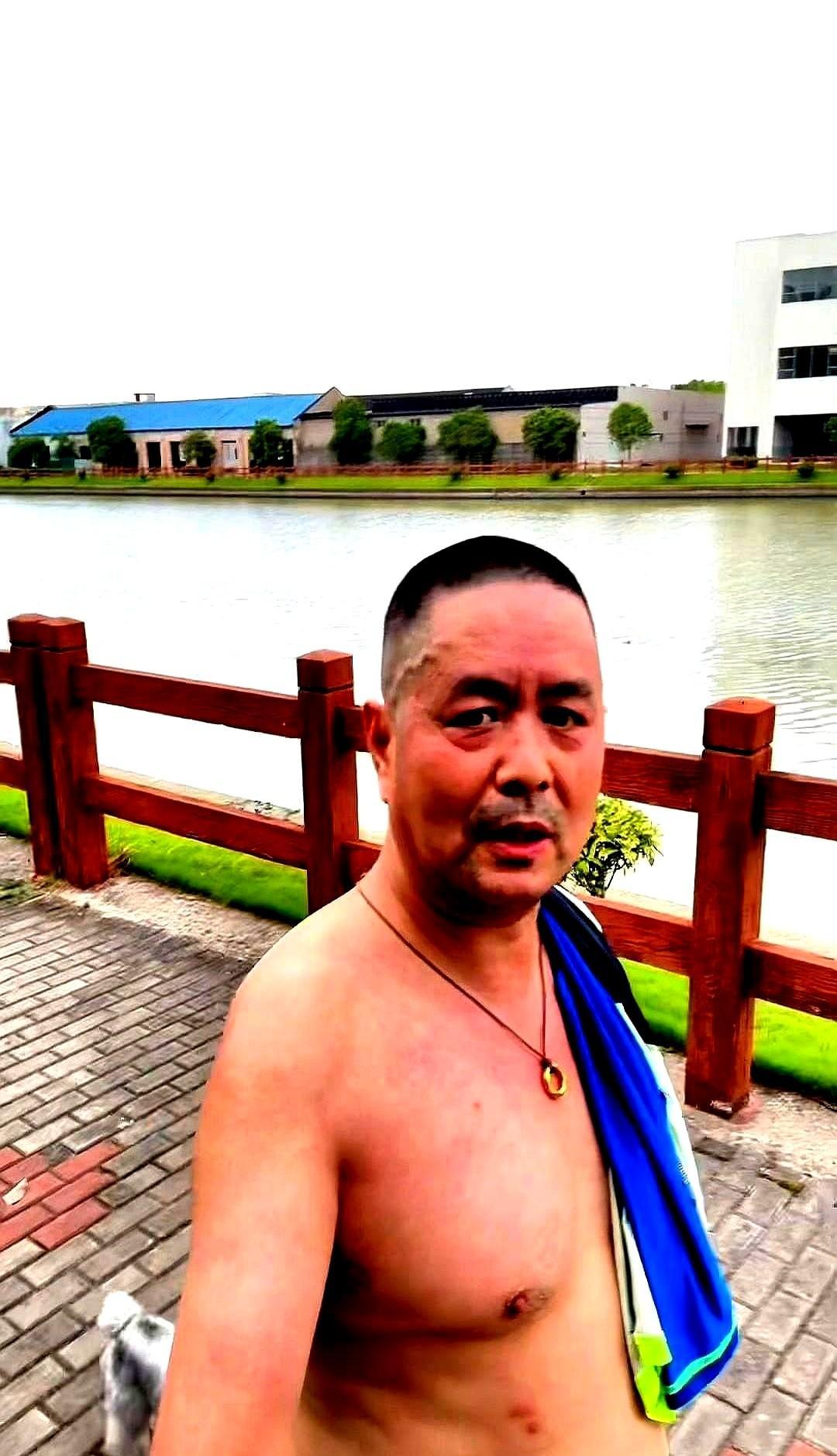 老李38分钟跑完5公里，心率108到126，没飙汗，没喘成狗，血压却悄悄降了。