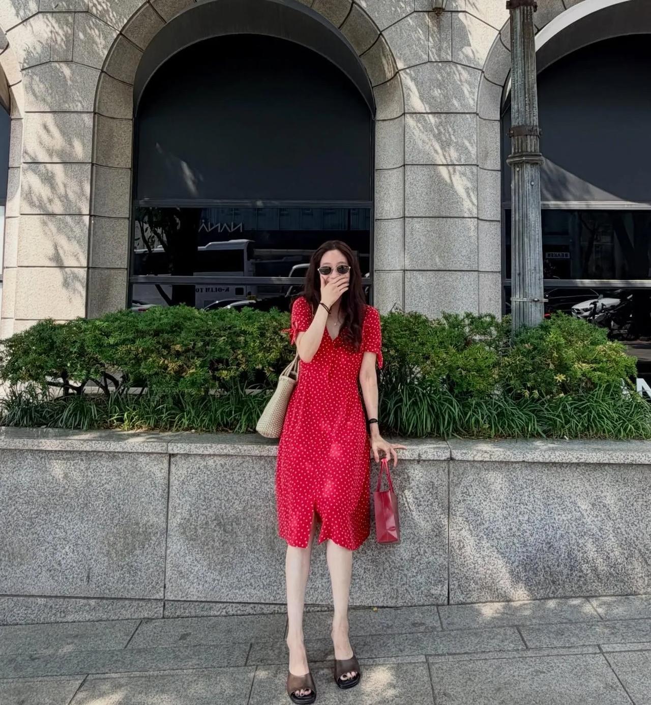 郑丽媛私服太适合普通女生参考。没有复杂设计，全靠松弛版型取胜。基础T恤、